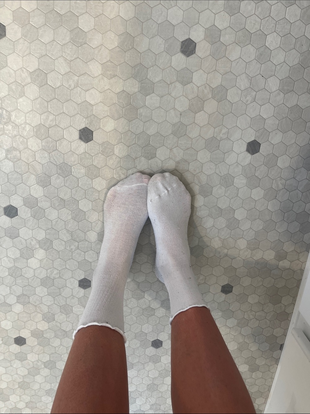 HUE White Scalloped Trim Ankle Socks